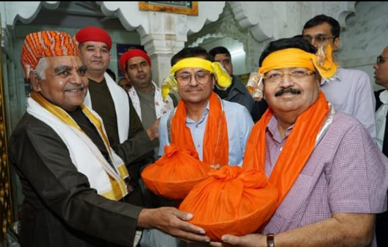 Industrialist Parimal Nathwani offered prayer to Lord Shrinathji 